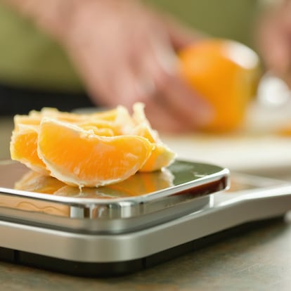 Artículo de EL PAÍS Escaparate que describe las ventajas de usar una báscula digital con análisis nutricional