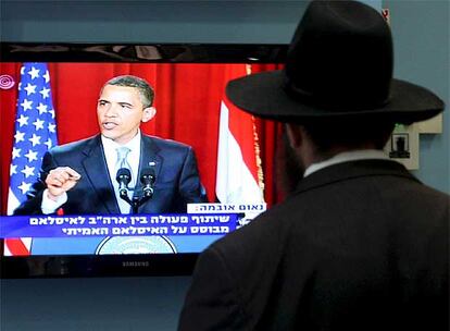 Un judío ultraortodoxo escucha el discurso televisado de Obama.