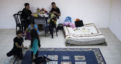 Una familia israelí, en el refugio aéreo de su casa de Ashkelón.