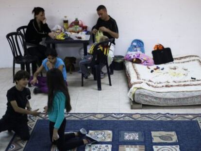 Una familia israel&iacute;, en el refugio a&eacute;reo de su casa de Ashkel&oacute;n.