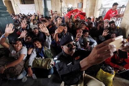 Pescadores indios que fueron retenidos por cruzar aguas territoriales se toman un selfie con un policía, tras haber sido liberados, en la estación de ferrocarril de Cantonment en Karachi (Pakistán).