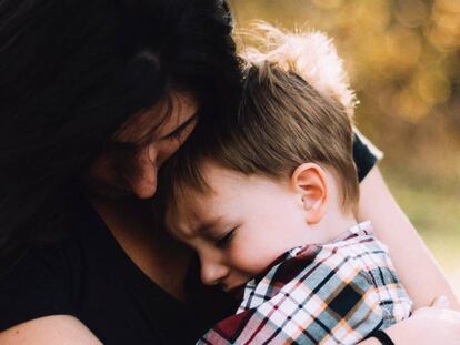 Una madre se abraza a su hijo. 