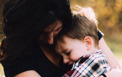 Una madre se abraza a su hijo. 