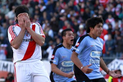 Pavone se lamenta tras fallar un penalti en el partido que supuso el descenso del River.