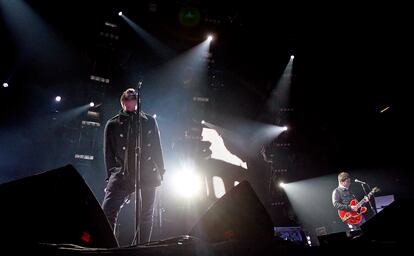 Los hermanos Gallagher, durante la presentación de su album 'Dig out your soul' en el Palacio de los Deportes de Madrid, en 2009