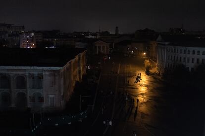 La gente caminaba por el barrio de Podil, en el centro de Kiev, durante uno de los apagones, el domingo.