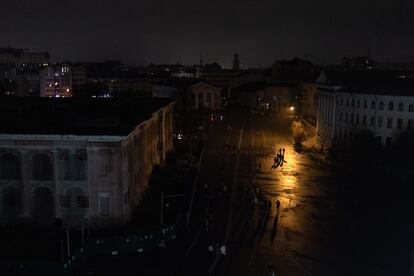 La gente caminaba por el barrio de Podil, en el centro de Kiev, durante uno de los apagones, el domingo. 