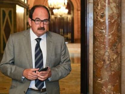 Xavier Crespo, en los pasillos del Parlament antes de comparecer en la comisi&oacute;n que investiga los esc&aacute;ndalos en sanidad.