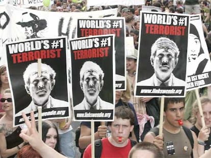 Manifestantes llevan pancartas que señalan a Bush como el terrorista número uno del mundo ayer en Viena.