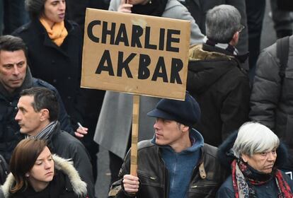 'Charlie es grande', dice la pancarta de este hombre, en apoyo a la revista satírica atacada el pasado miércoles.