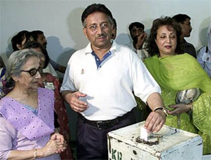 El general Pervez Musharraf, junto a su mujer y su madre, en el momento de votar.
