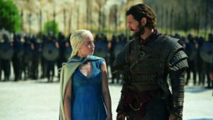 Emilia Clarke es Daenerys Targaryen, y Michiel Huisman, Daario Naharis. Sus escenas se ruedan en Croacia y Marruecos.