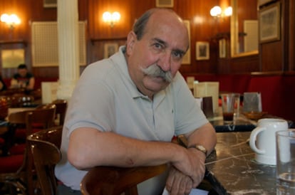 El actor Antonio Gamero posa en el café Gijón de Madrid en una fotografía datada en 2004.