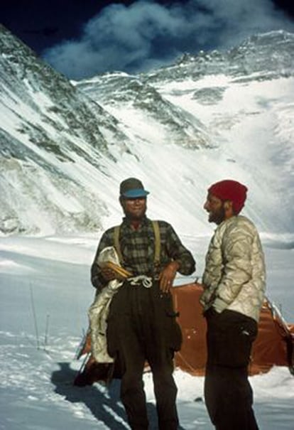 Unsoeld (a la izquierda) y Tom Hornbein en el Everest, en 1963