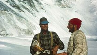 Unsoeld (a la izquierda) y Tom Hornbein en el Everest, en 1963.