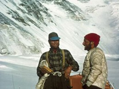 Unsoeld (a la izquierda) y Tom Hornbein en el Everest, en 1963.