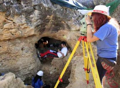 Un equipo de arqueólogos trabaja en el yacimineto paleontológico de Pinilla del Valle.