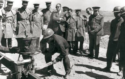 El fundador de Ferrovial, Rafael del Pino (en el centro, con los brazos cruzados), rodeado de militares en una obra ferroviaria en 1960.