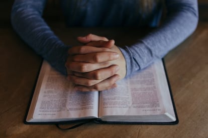 manos biblia