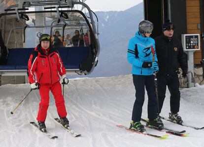 Putin pareció menos cómodo encima de los esquís que Lukashenko, hasta el punto que el líder ruso aseguró que "la próxima vez quizás" iba a pasarse al snowboard.