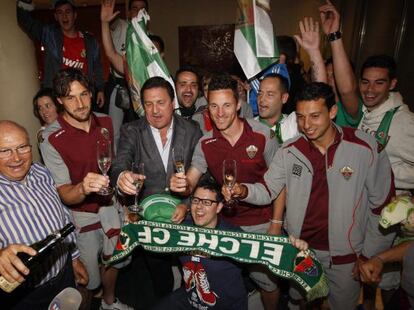 Jugadores y aficionados del Elche celebran en su hotel de concentración, en Almería, el ascenso.