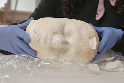 Sara Cadiñanos manipulando un busto de jabón con el que Janine Antoni se bañaría en una de sus 'performances'.