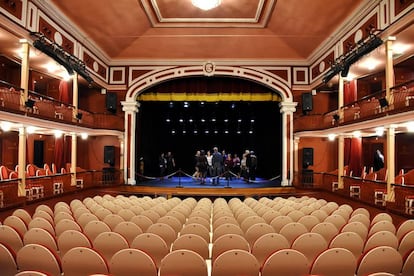 Un grupo de artistas durante un ensayo en el escenario del Teatro Salón Cervantes de Alcalá.