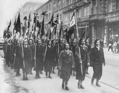 Mujeres alemanas celebran el triunfo del partido nazi en 1933 en Berlín.