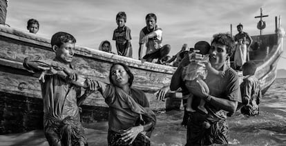 Refugiados rohingyas llegan a Bangladés el 1 de octubre.