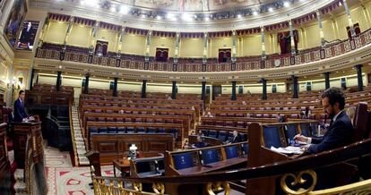 Pablo Casado sigue desde su escaño la intervención del presidente del Gobierno, Pedro Sánchez.