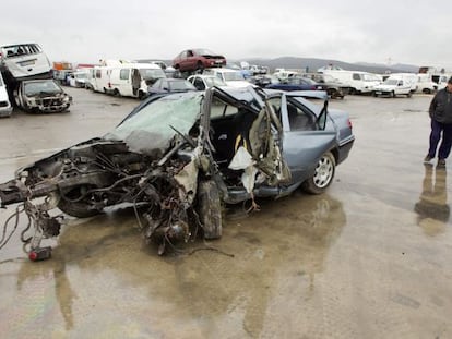 Estado en el que queda un coche tras un accidente ocurrido en la N-1 a su paso por Vitoria. 