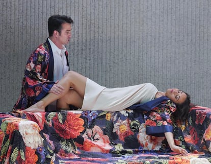 El tenor Xabier Anduaga y la soprano Nadine Sierra durante el segundo acto de ‘La traviata’, el 24 de junio en el Teatro Real.