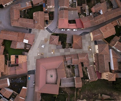 Vista aérea de la plaza de Mansilla Mayor, León.