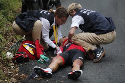 Richie Porte es atendido por los médicos después de haberse golpeado el cuello, la espalda y la cabeza en el asfalto en la bajada del Mont du Chat. En la caída se llevó por delante a Dan Martin, pero este pudo seguir en carrera. 
