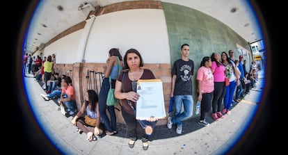 Candidatos na fila para uma vaga de emprego no ano passado.