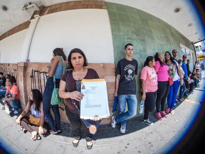 Candidatos na fila para uma vaga de emprego no ano passado.