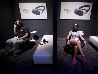 Espectadores usan gafas de realidad virtual en Hollywood, en 2015.