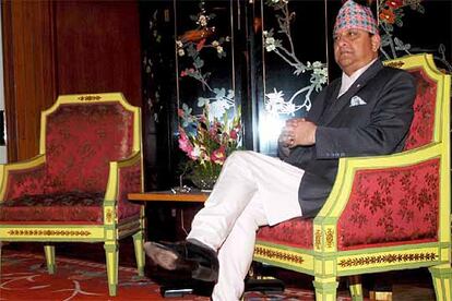 El rey Gyanendra asumió el poder absoluto en Nepal hace 14 meses tras destituir al Gobierno democráticamente elegido, lo que ha dado lugar a la actual ola de movilizaciones. En la imagen, un grupo de policías tratan de apagar un neumático quemado por los manifestantes.