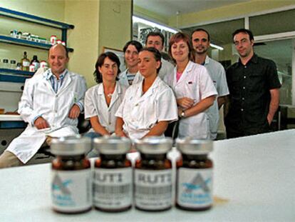 El equipo de investigadores del hospital Germans Trias i Pujol, de Badalona, con muestras de la vacuna.