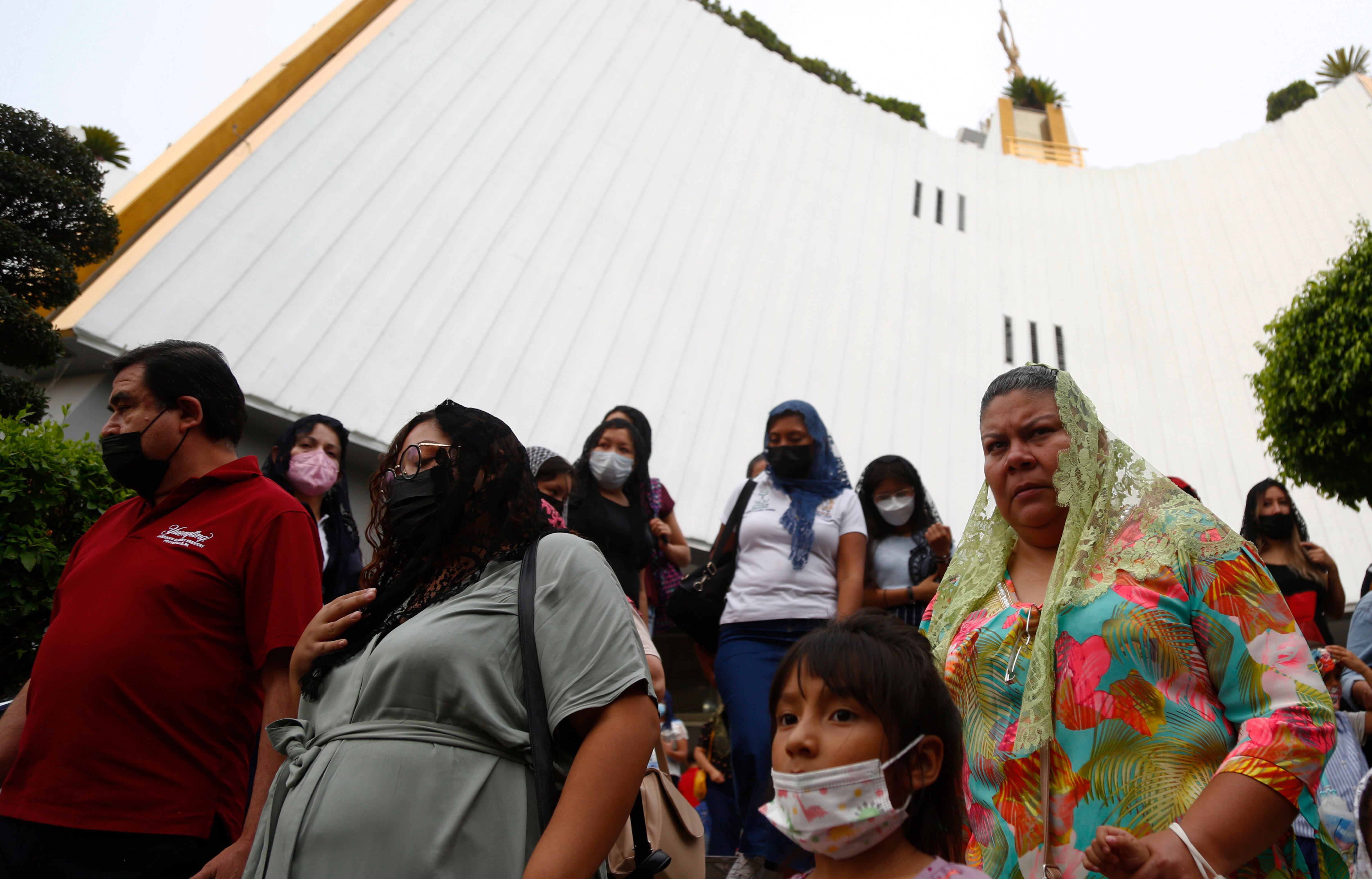 Fieles de La Luz del Mundo, afuera del templo de la Hermosa Provincia, en Guadalajara (México), el 8 de junio.