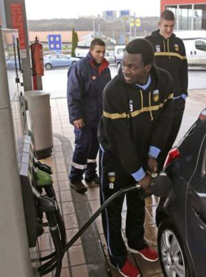 Los jugadores del Rio Natura Monbus, Durand Scott (cent.) y Mike Muscala, MVP de la última jornada de la Liga Endesa, sorprendieron a todos los clientes que se acercaron a repostar a esta gasolinera colaboradora del club, al servirles personalmente la gasolina en un acto publicitario, esta mañana en Santiago de Compostela.