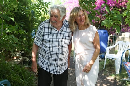 La vicepresidenta segunda y ministra de Trabajo y Economía Social de España, Yolanda Díaz, en su visita al expresidente uruguayo José Mújica, en Rincón del Cerro, Montevideo (Uruguay).