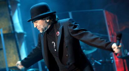 El cantante y compositor Joaquín Sabina, durante su actuación de anoche en el Palacio de Deportes de Madrid.