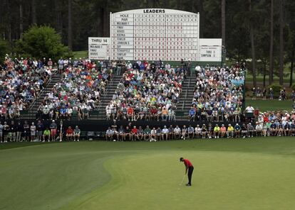 Woods se coloca en el hoyo 15 durante la ronda final del torneo de golf Masters, en Augusta.