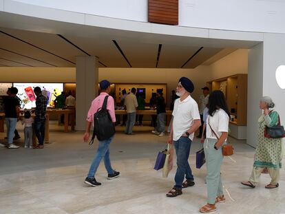 Un grupo de personas camina a principios de junio frente a la tienda Apple recién inaugurada en Nueva Delhi, la segunda en la India.