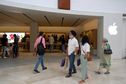 Un grupo de personas camina a principios de junio frente a la tienda Apple recién inaugurada en Nueva Delhi, la segunda en la India.