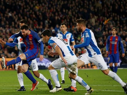 Messi chuta de puntera antes del gol de Su&aacute;rez.