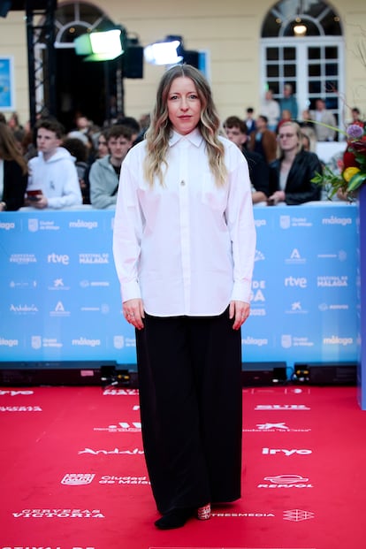 La directora Pilar Palomero (ganadora del Goya en 2020 por 'Las niñas') forma parte del jurado del festival en esta edición. Apostó por un estilismo sobrio en blanco y negro.