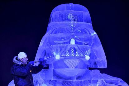 El Festival de Esculturas de Hielo de Lieja (Bélgica), que se celebrará del 14 de noviembre al 31 de enero de 2016, dedica esta edición a la saga de Star Wars. En la imagen, el húngaro Zsolt Toth talla la figura de Darth Vader para el festival.