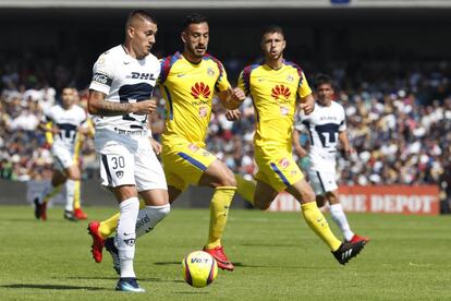 Castillo y Aguilera disputan el balón.
